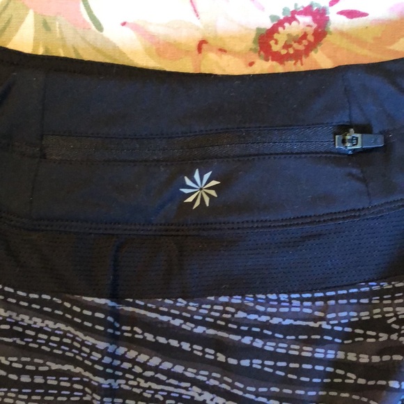 ATHLETA Size 8 Skort Black Gray Dashed Lines Graphic Abstract StayPut Leg TENNIS - Picture 7 of 14